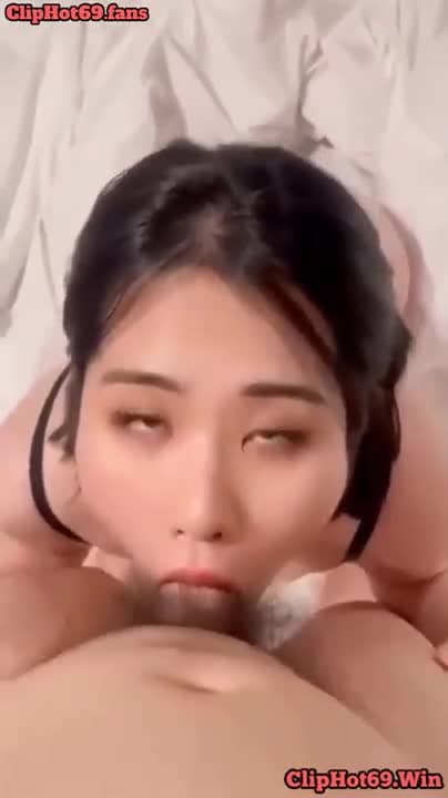 Em rau xinh mút cặc như mút kem