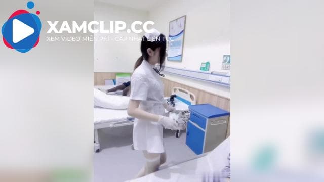 Cô y tá và nữ bệnh nhân: chỉ có phụ nữ mới đem lại hạnh phúc cho nhau