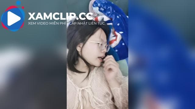 Rủ em kính cận đi xem phim 18+ và cái kết