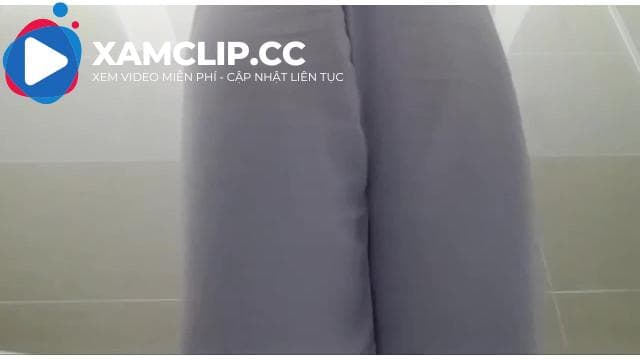 Đang học mà khách gọi C2C, thôi thì mượn đỡ toilet của trường để tác nghiệp