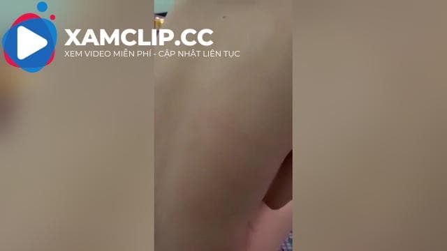 Em sinh viên con út đang đi khách mà ba má ở nhà cứ gọi miết