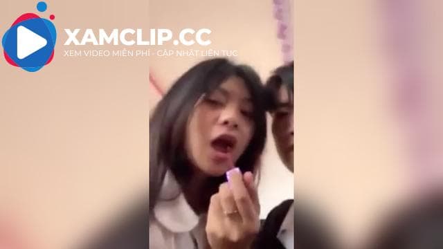 Clip cặp đôi sinh viên tranh thủ trước giờ lên lớp