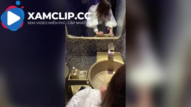 Dự dạ hội quen được một nhỏ xinh xinh, gạ vào WC rồi tốc váy lên thịt luôn