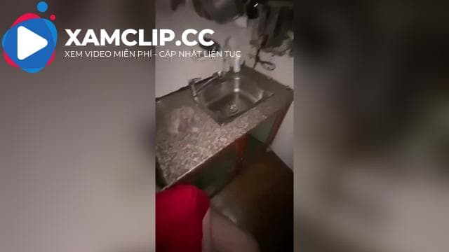 Rủ vợ vào bếp cho mút xúc xích cả buổi