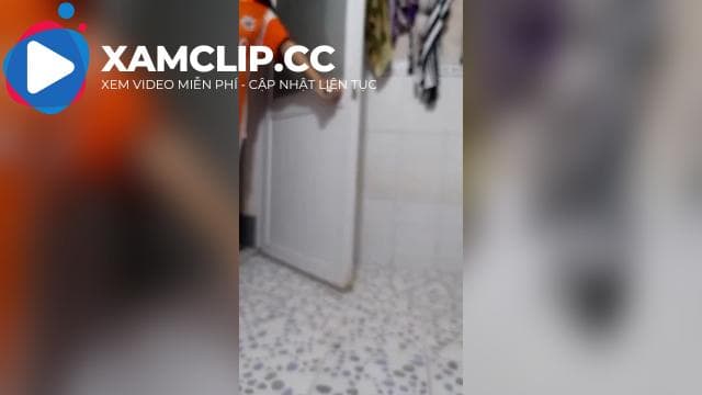 Mới đi học về tắm sơ cho mát ai ngờ bị thằng anh trai đặt cam