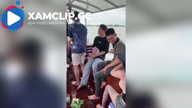 Sờ em xinh tươi đi phà không mặc áo ngực