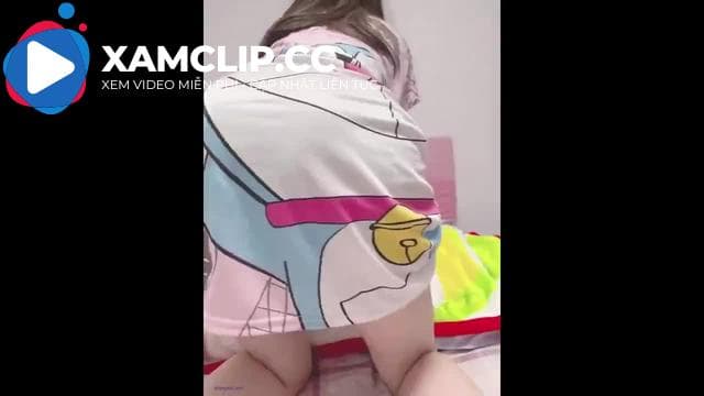 Đang chuẩn bị đi ngủ thì con em họ ngây thơ chổng mông chào mời