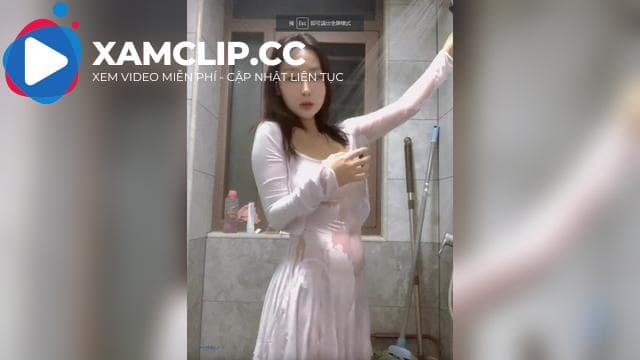 Clip dành cho ai kết quả outfit cứ dính nước là bên trong lộ bằng sạch