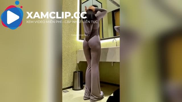 Hạnh phúc là được nhìn em từ phía sau lúc mặc đồ và không mặc đồ