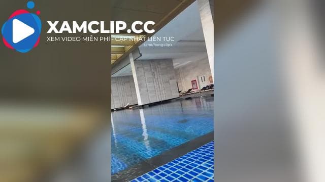 Clip em sgbb móc cua ở bể bơi vô cực trên nóc tòa chung cư hạng sang