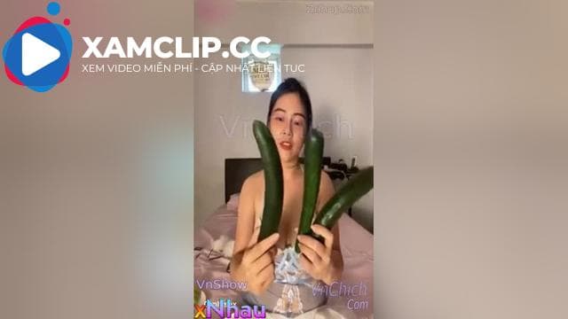 Độc lạ Hà My lên Tiktok bán dưa chuột xong thử dưa ngay trên Live tiktok