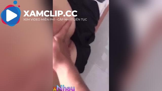 Móc cái lồn múp nước bắn đầy tay của cô bạn thân đại học
