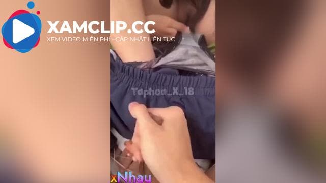 Hai em học sinh ra giữa đông thủ dâm cho nhau, lồn non v