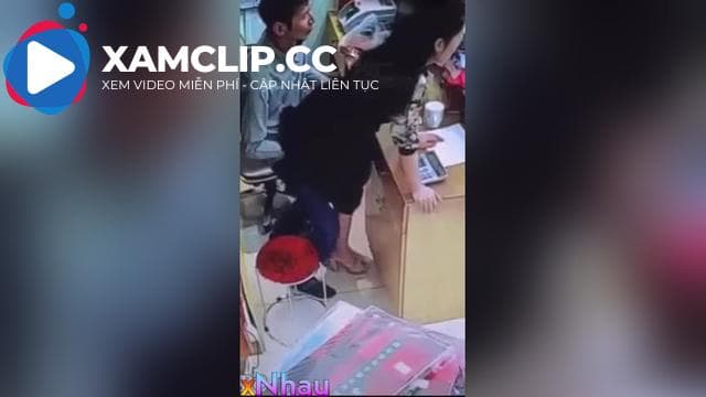 Con vợ khốn nạn cho ông hàng xóm địt tại shop