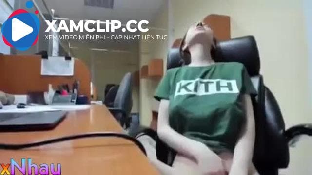 Vừa lm việc xong đg lén thủ dâm thì bị thg sếp phát hiện