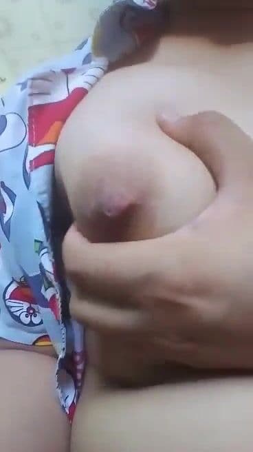Em gái xoa vú cực khủng thoả mãn cơn nứng!