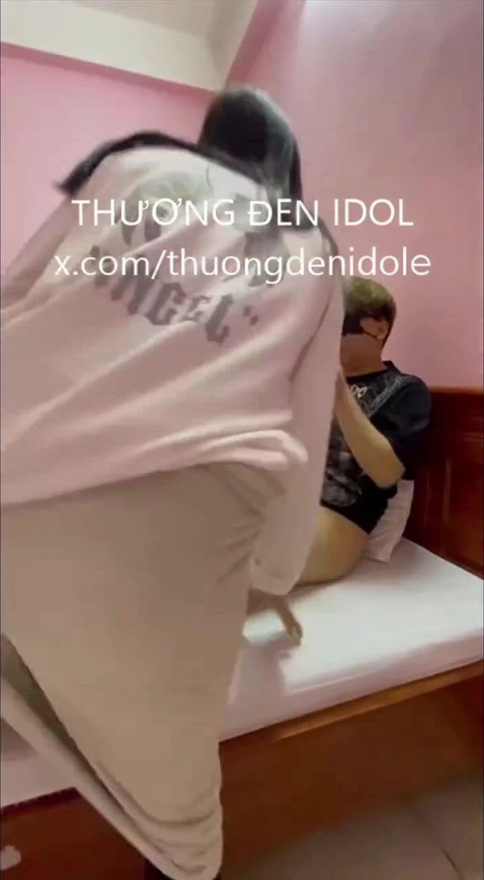 Thw thg e trai tự xử nên bà chị cho địt nát lồn cho e trai đỡ tủi thân