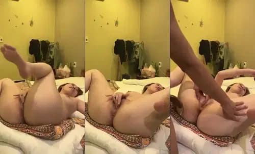 Đang chịch thì bạn em gọi điện thoại sợ em rên to quá anh phải bịt miệng