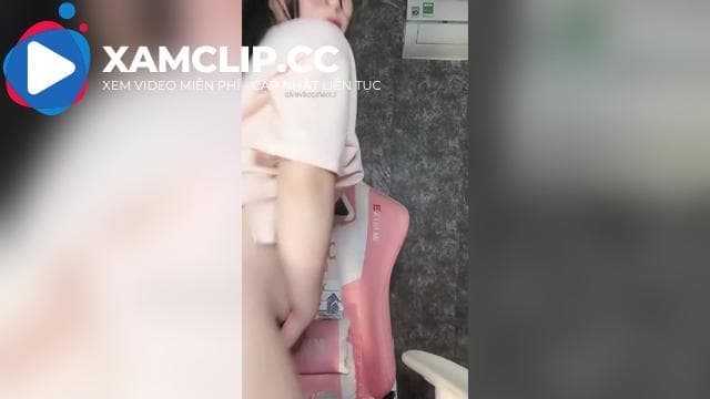 Dâm nữ Ly xù vú như quả mướp nghịch toy hồng