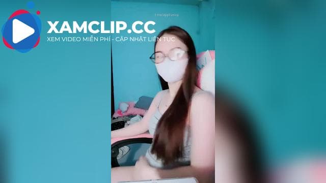Em nữ sinh sò lông mới nhú nghịch toy hồng
