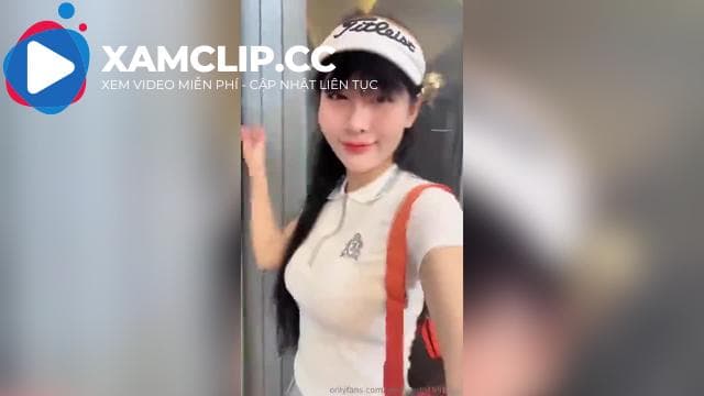 Idol Pong đi chơi pickle ball nhưng vẫn tranh thủ show hàng
