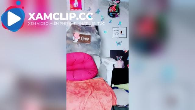 Idol Trang My mu múp rụp thụt lỗ với cặc nhựa