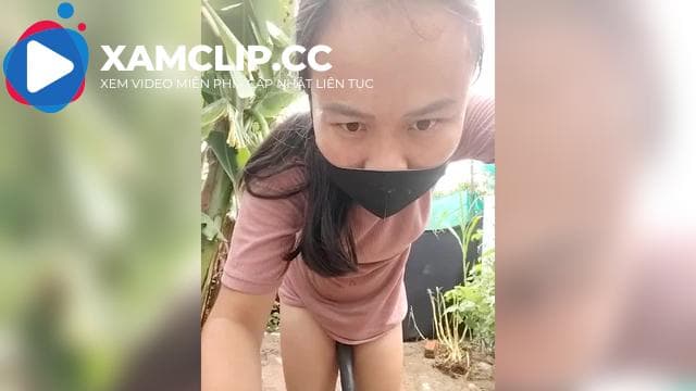 Chị máy bay áo đỏ mang đồ chơi ra bụi chuối tự thỏa mãn