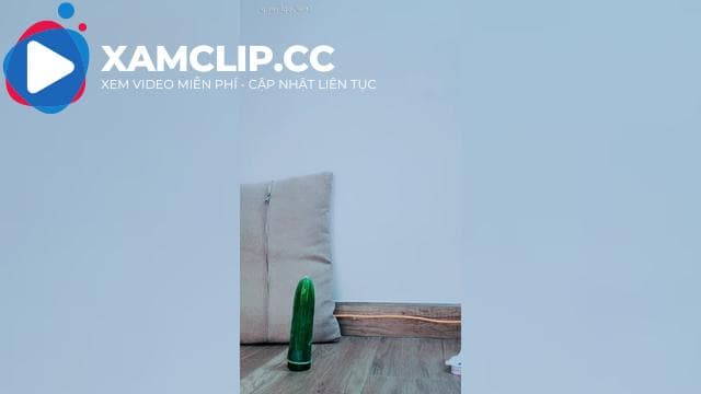 Bé Thỏ bướm to quá cắn rách cả chiếc quần ngủ