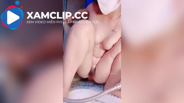 Cận cảnh em gái rửa chem chép