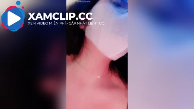 Em gái rửa lol trước khi ngủ