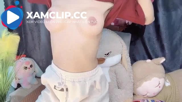 Bé Kem vạch áo khoe vú trên Tiktok