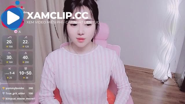 Em gái có cặp vú trắng mịn