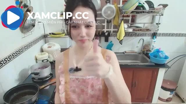 Cơm nhà anh nào đây