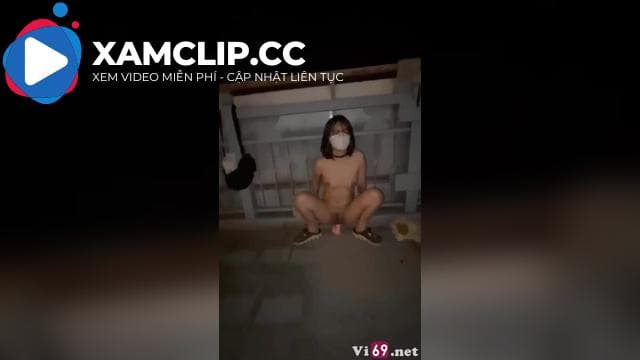 Gạ bé sinh viên cởi đồ rồi bú cu trên cầu vượt cực bạo